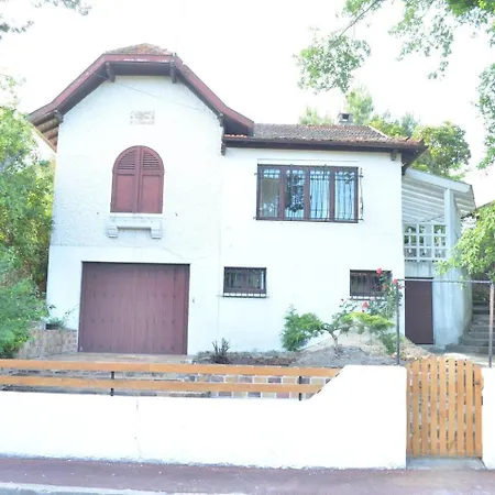 Holiday home Maison A 800mn De La Arcachon
